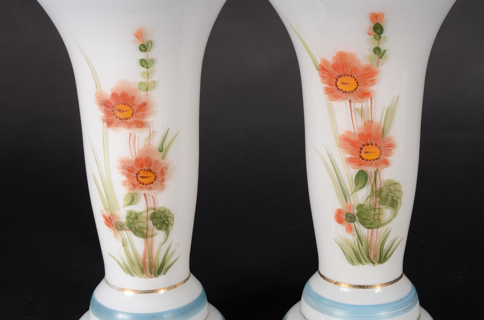 Par de vasos opalinados com flores em policromia. - foto 2 de 8