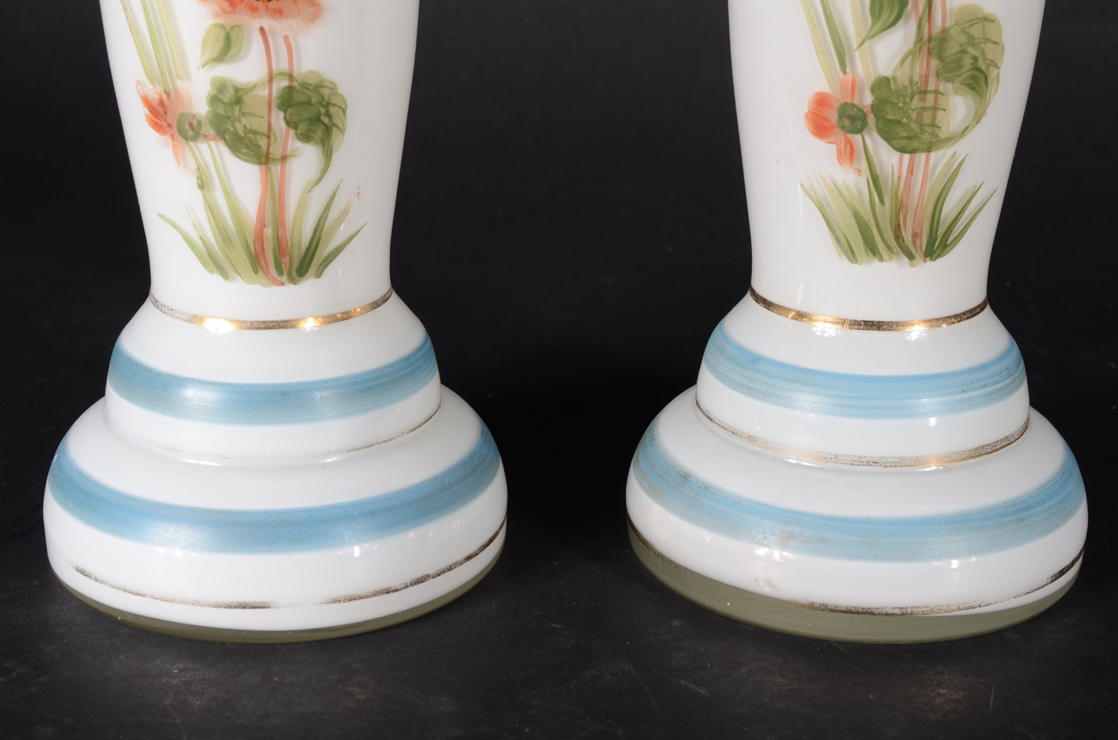 Par de vasos opalinados com flores em policromia. - foto 3 de 8