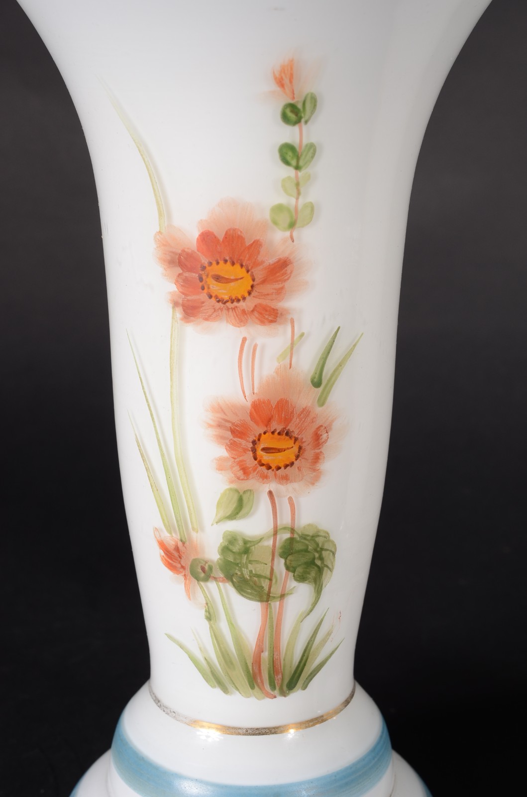 Par de vasos opalinados com flores em policromia. - foto 4 de 8