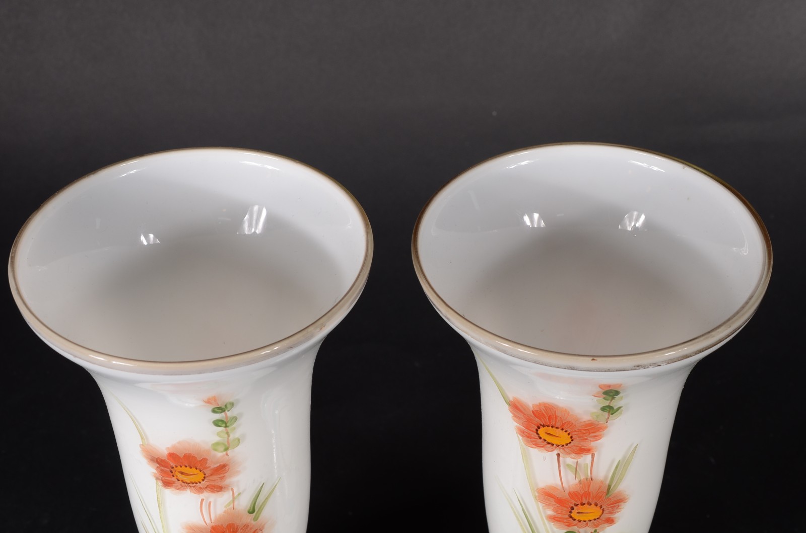 Par de vasos opalinados com flores em policromia. - foto 5 de 8