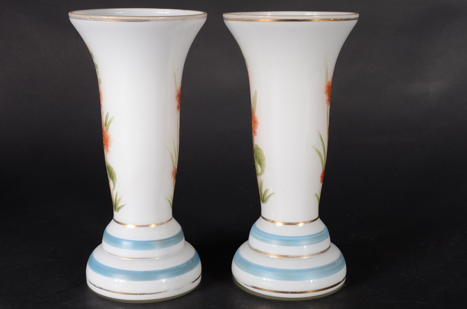 Par de vasos opalinados com flores em policromia. - foto 6 de 8