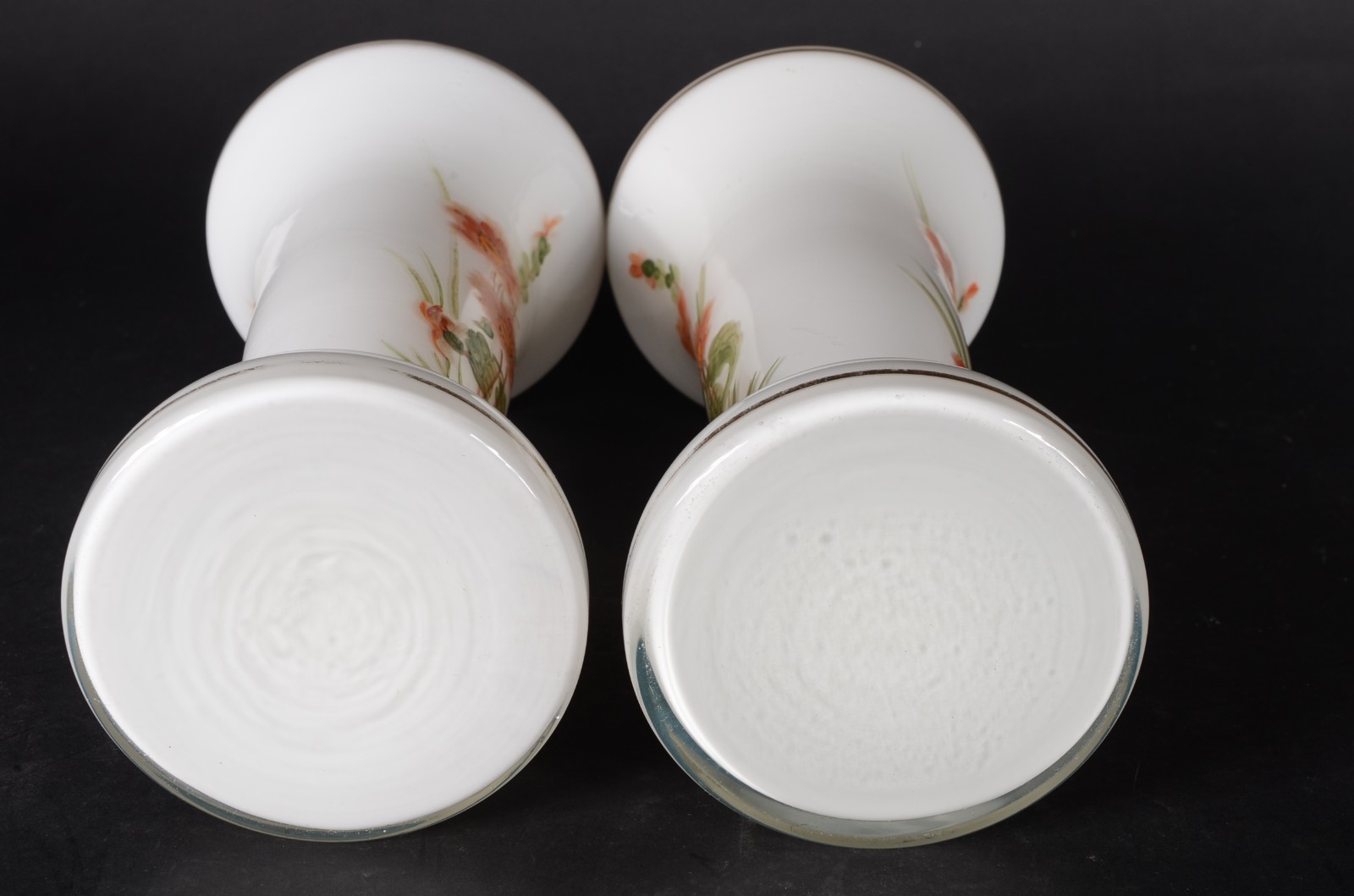 Par de vasos opalinados com flores em policromia. - foto 7 de 8