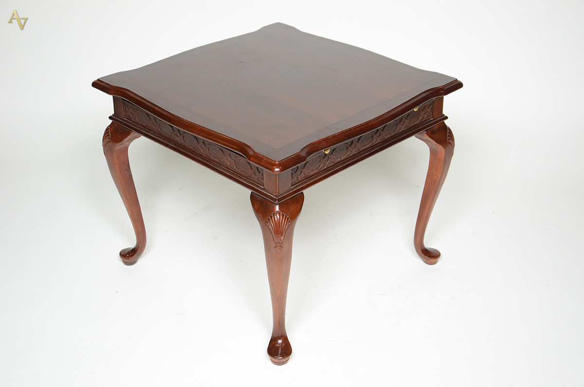 Mesa lateral de madeira com prateleira retrátil. Medidas 0,68 x 0,68... - foto 1 de 2