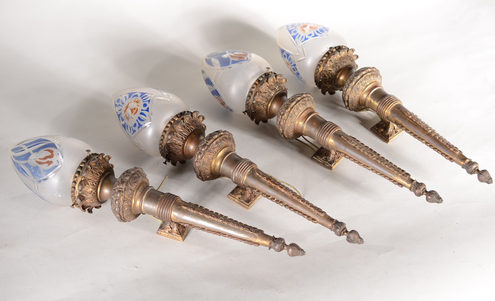 Quatro arandelas (apliques) de bronze feitio tocheiros com mangas de... - foto 2 de 6