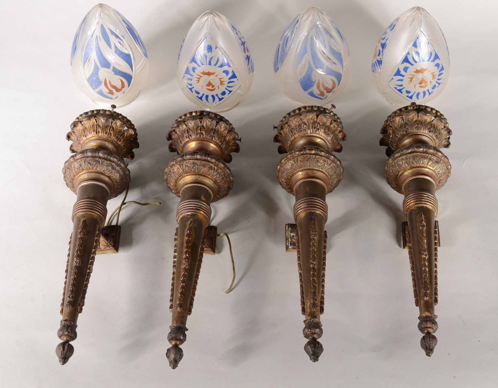 Quatro arandelas (apliques) de bronze feitio tocheiros com mangas de... - foto 5 de 6