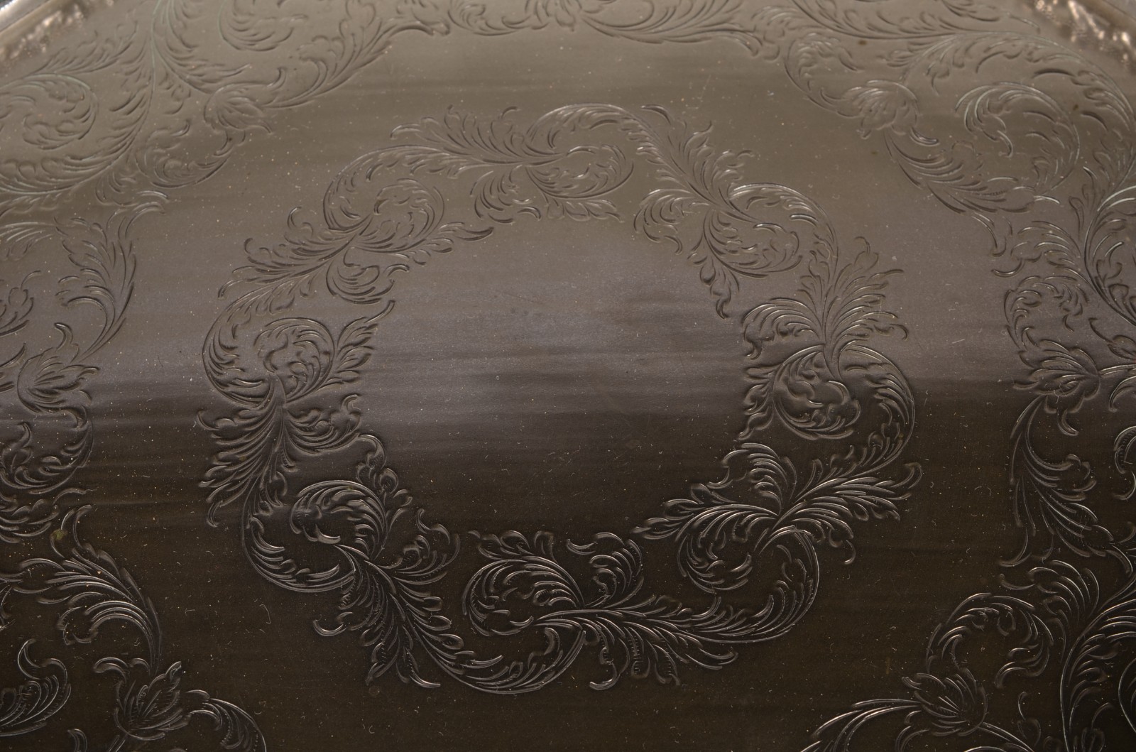 Salva de metal prateado feitio oitavado, fundo cinzelado e galeria... - foto 4 de 10