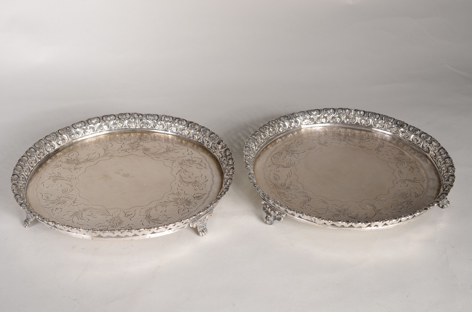 Três salvas de metal prateado. - foto 2 de 11