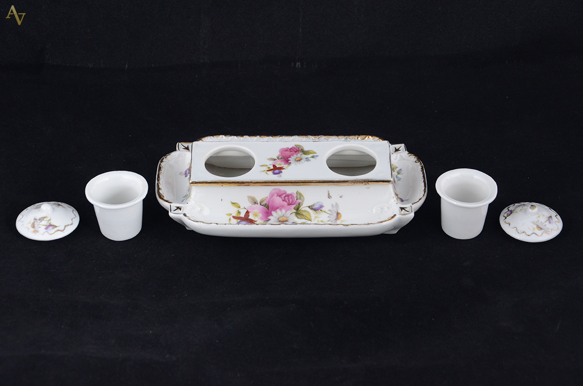 Tinteiro de porcelana decorado com flores em policromia. Medidas 23 x... - foto 2 de 2