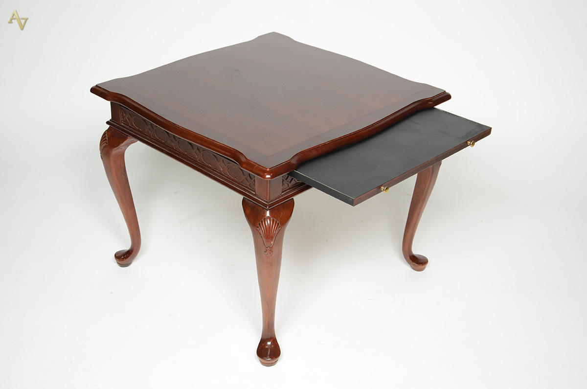 Mesa lateral de madeira com prateleira retrátil. Medidas 0,68 x 0,68... - foto 2 de 2