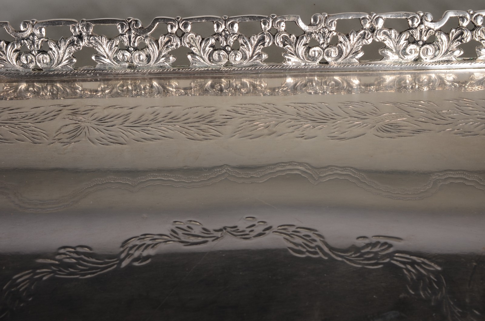 Tabuleiro com alças de metal prateado, fundo cinzelado, galeria com... - foto 6 de 7