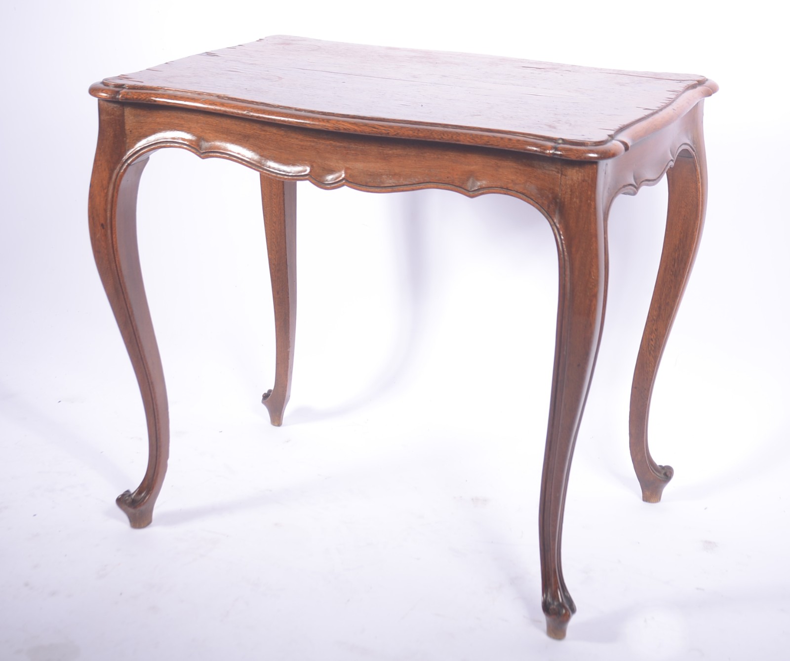 Mesa auxiliar de madeira nobre, saia recortada, pernas arqueadas... - foto 1 de 8