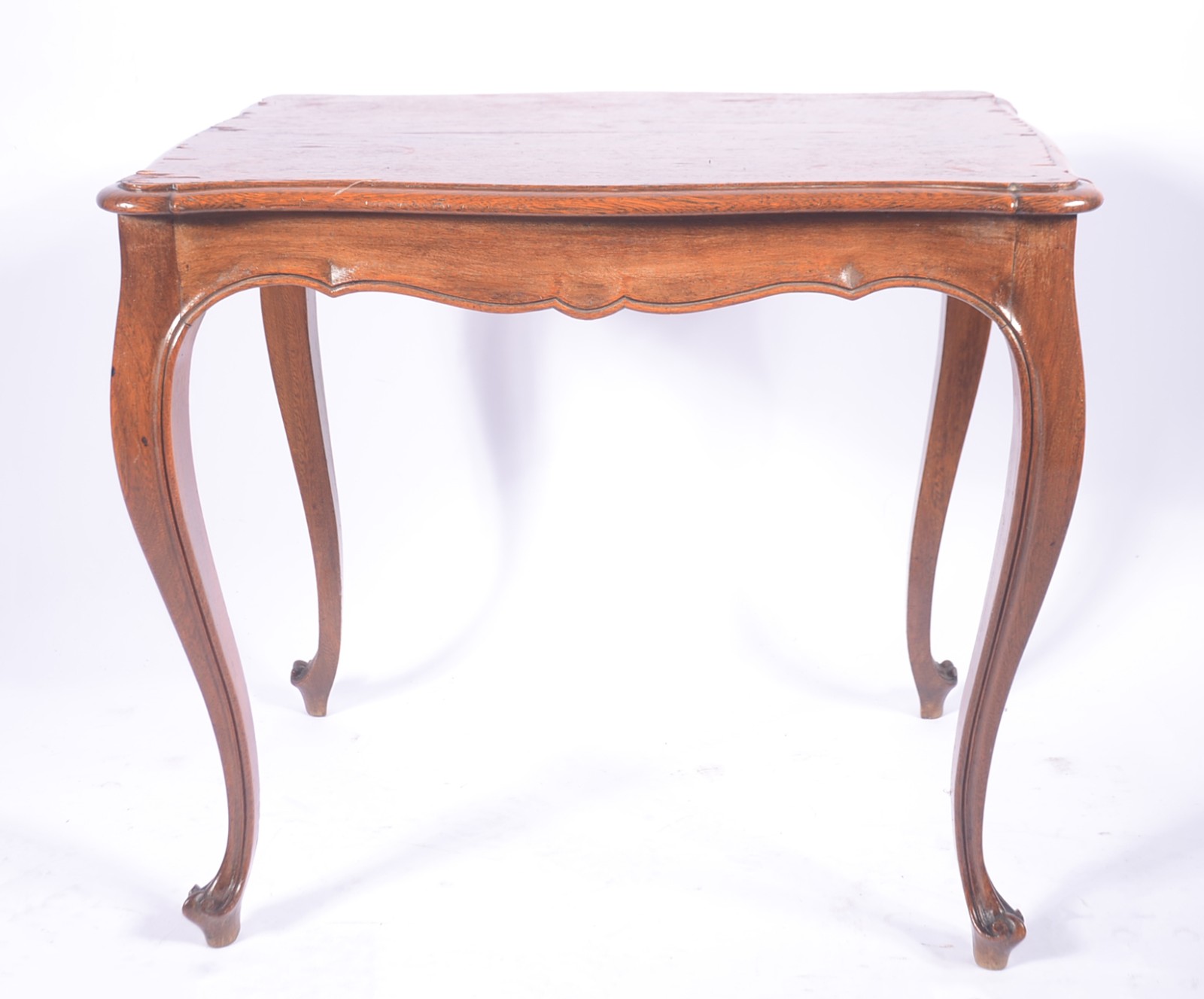 Mesa auxiliar de madeira nobre, saia recortada, pernas arqueadas... - foto 2 de 8
