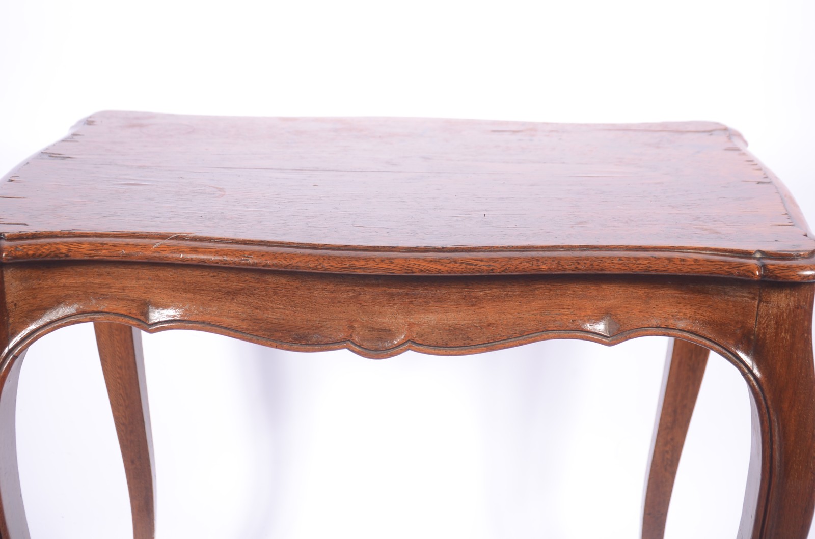 Mesa auxiliar de madeira nobre, saia recortada, pernas arqueadas... - foto 3 de 8