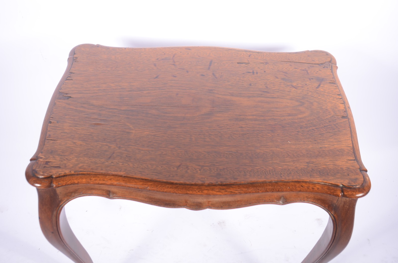 Mesa auxiliar de madeira nobre, saia recortada, pernas arqueadas... - foto 4 de 8