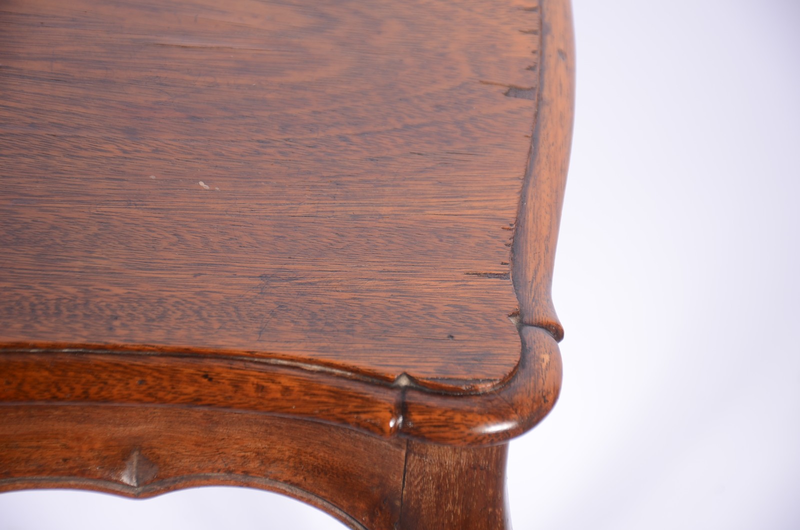 Mesa auxiliar de madeira nobre, saia recortada, pernas arqueadas... - foto 5 de 8