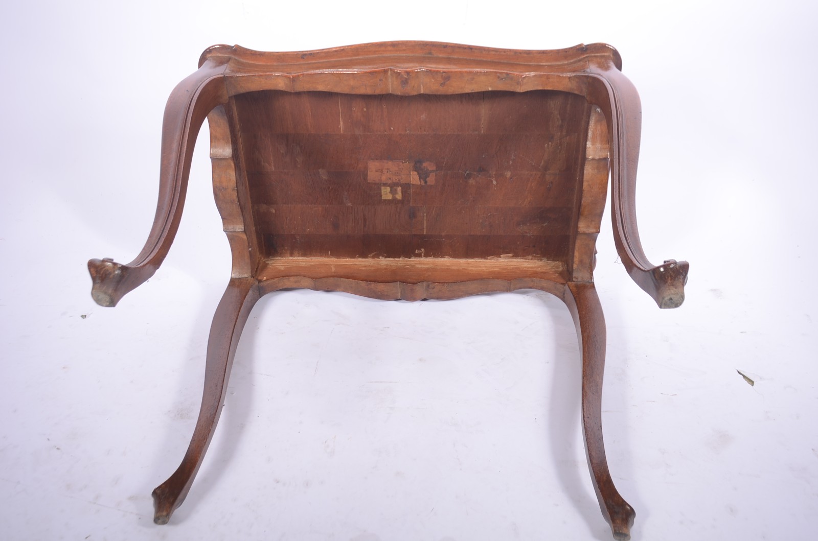 Mesa auxiliar de madeira nobre, saia recortada, pernas arqueadas... - foto 7 de 8