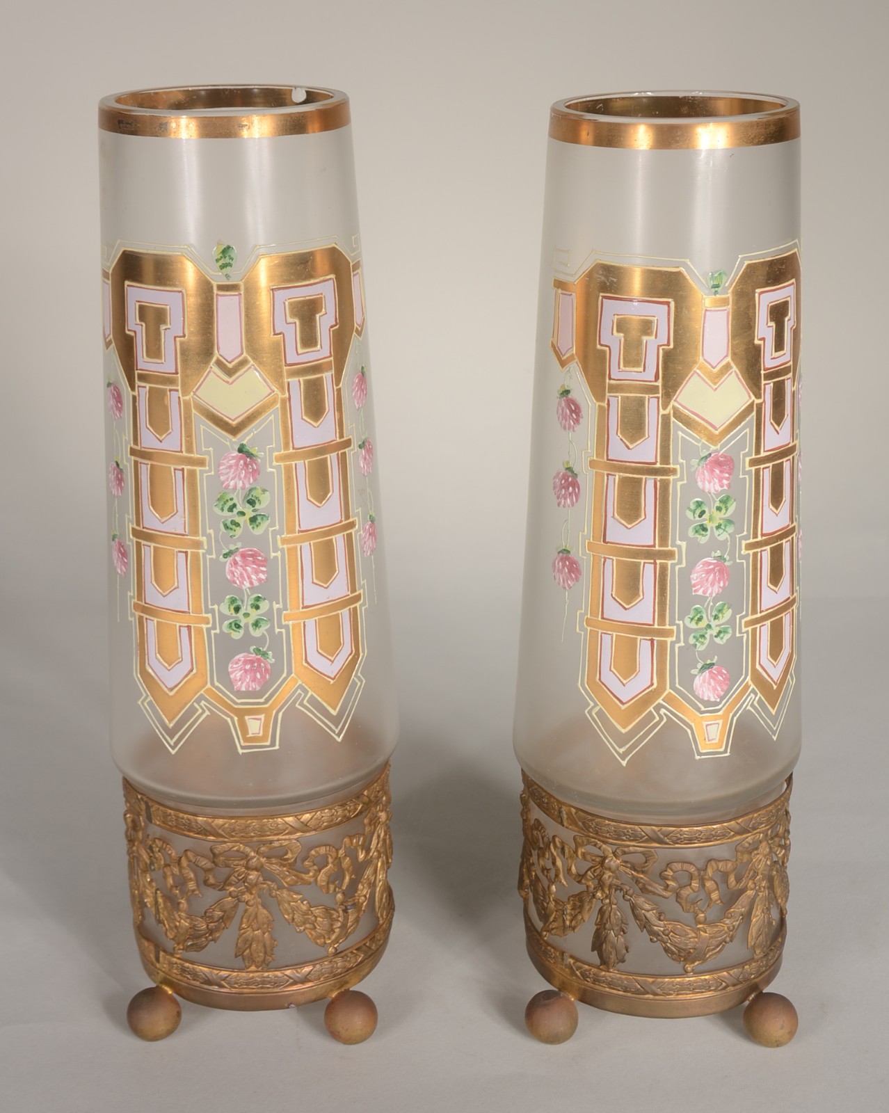 Par de vasos de vidro fosco decorados com guirlandas douradas e... - foto 1 de 8