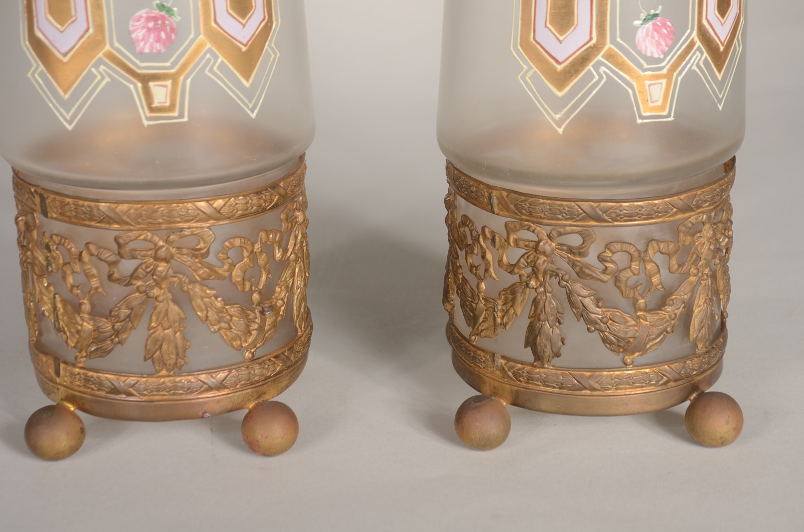 Par de vasos de vidro fosco decorados com guirlandas douradas e... - foto 2 de 8