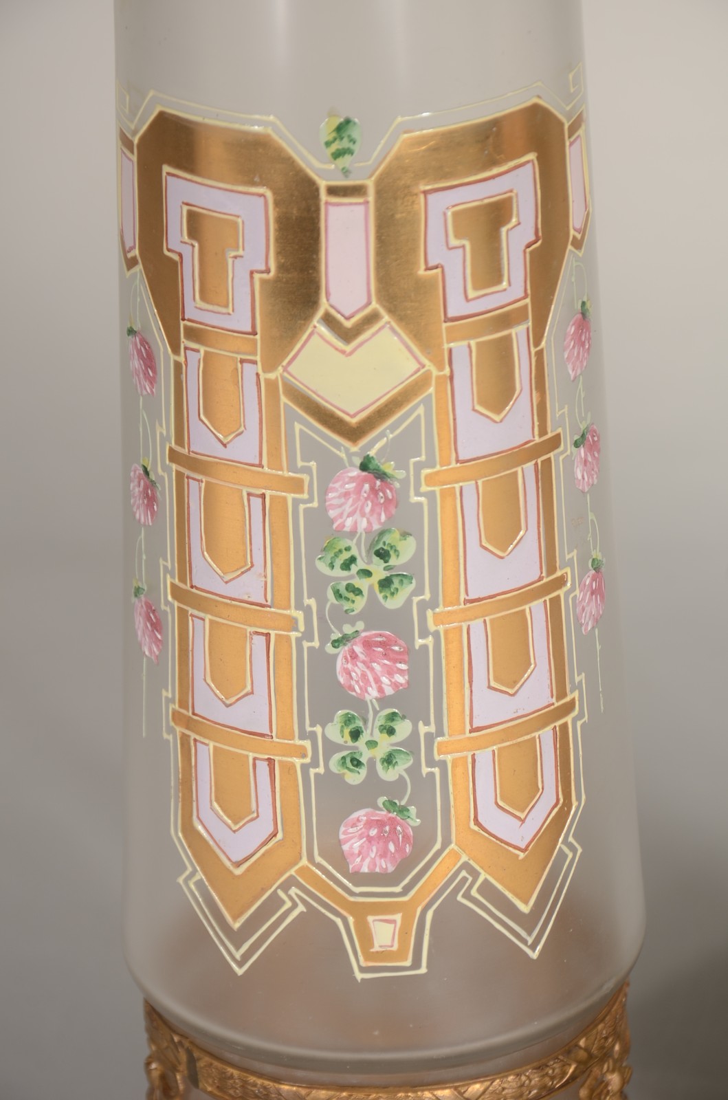 Par de vasos de vidro fosco decorados com guirlandas douradas e... - foto 3 de 8