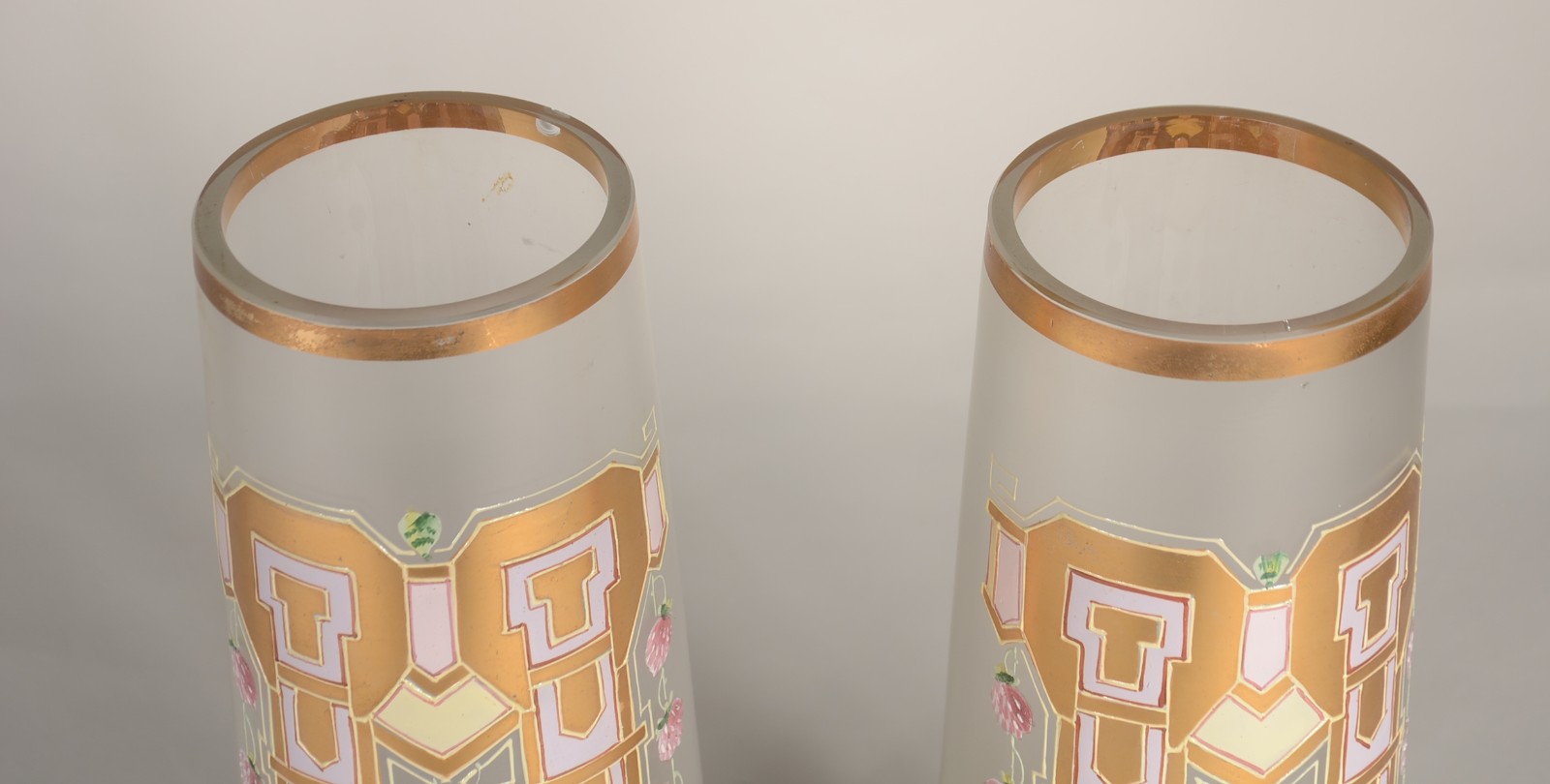 Par de vasos de vidro fosco decorados com guirlandas douradas e... - foto 4 de 8