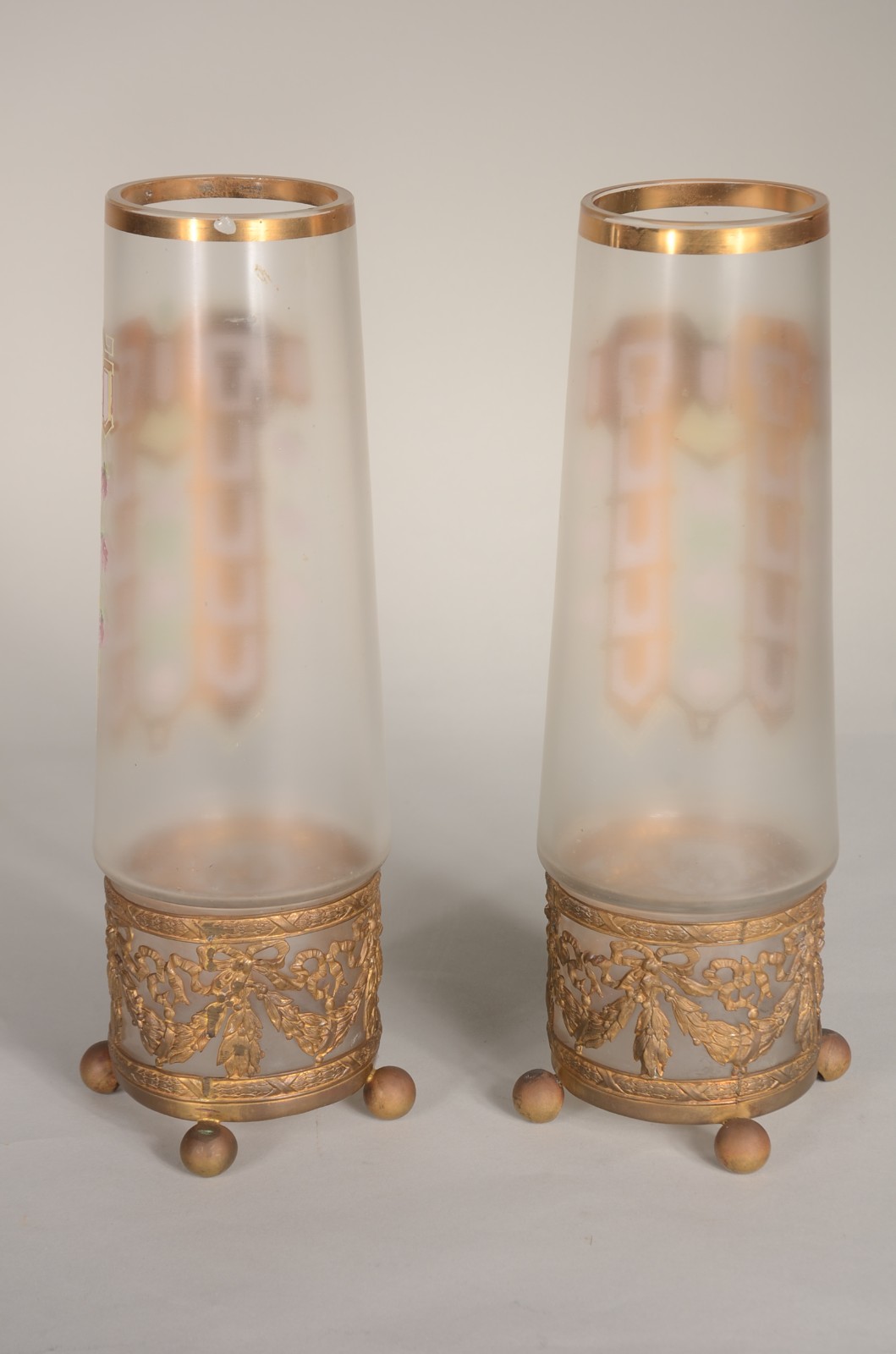 Par de vasos de vidro fosco decorados com guirlandas douradas e... - foto 5 de 8