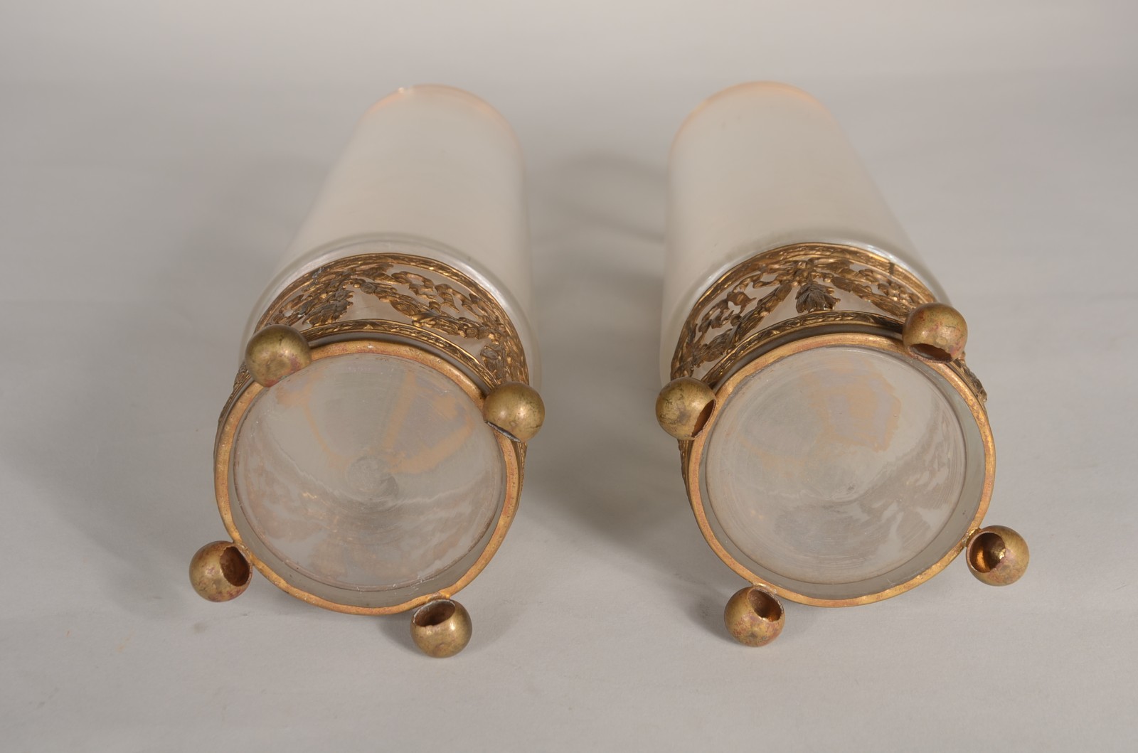 Par de vasos de vidro fosco decorados com guirlandas douradas e... - foto 7 de 8