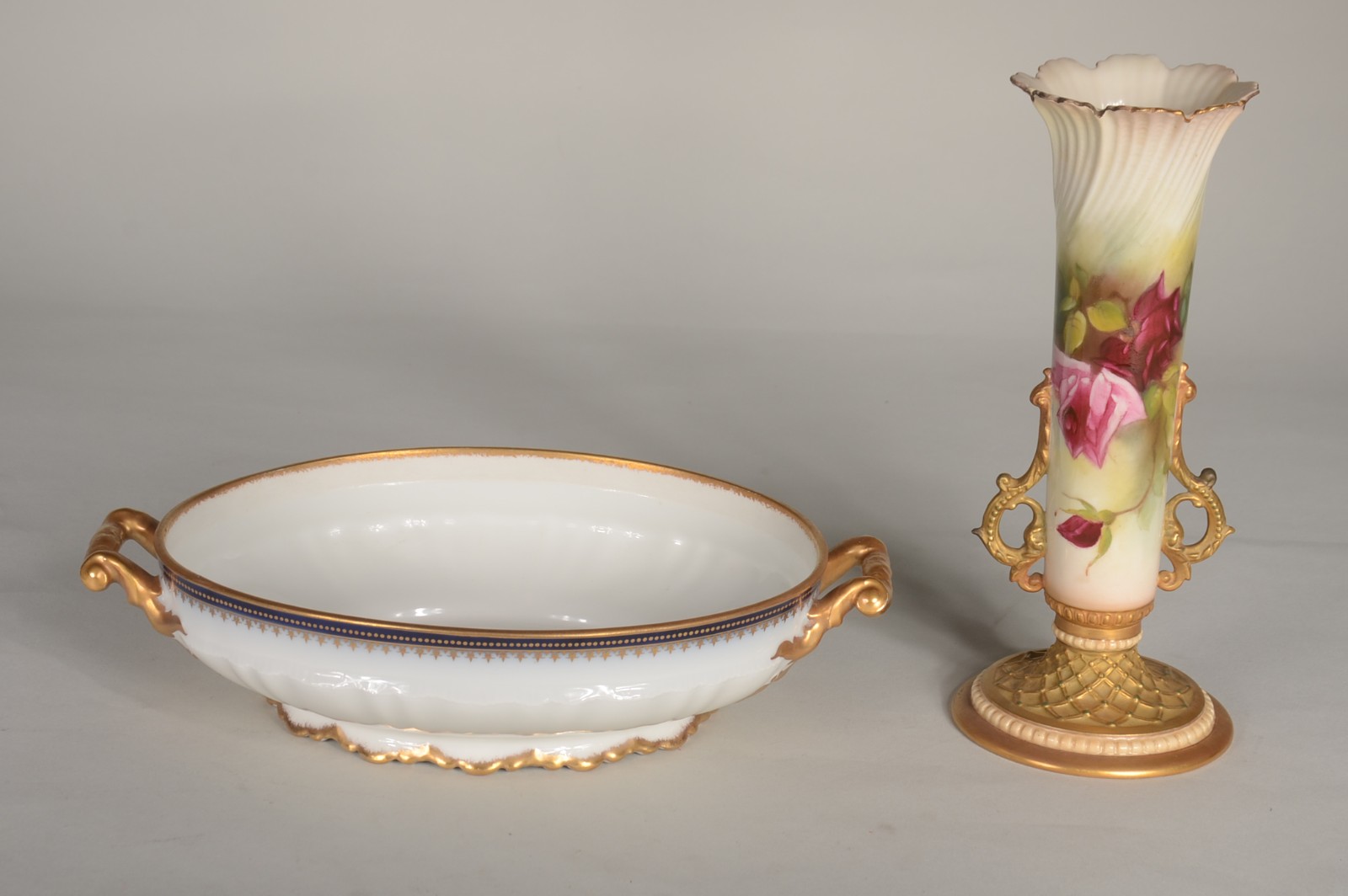 Duas peças de porcelana, sendo: solifleur ingles "Royal Worcester"... - foto 1 de 11