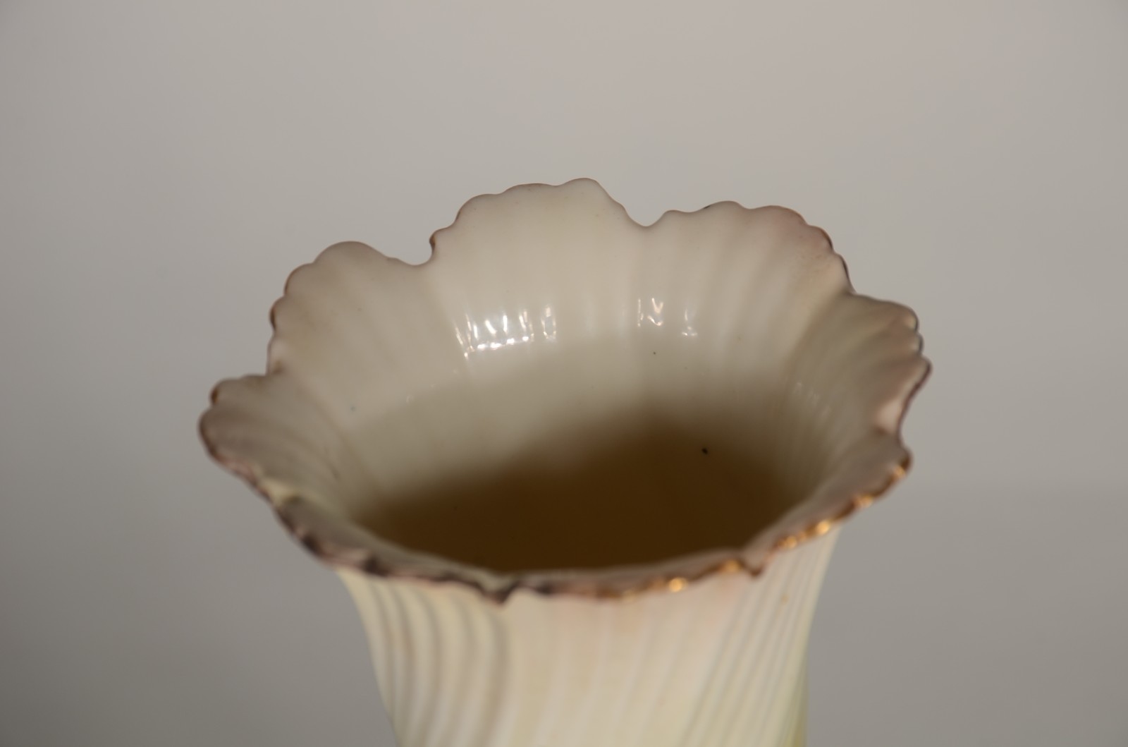 Duas peças de porcelana, sendo: solifleur ingles "Royal Worcester"... - foto 3 de 11