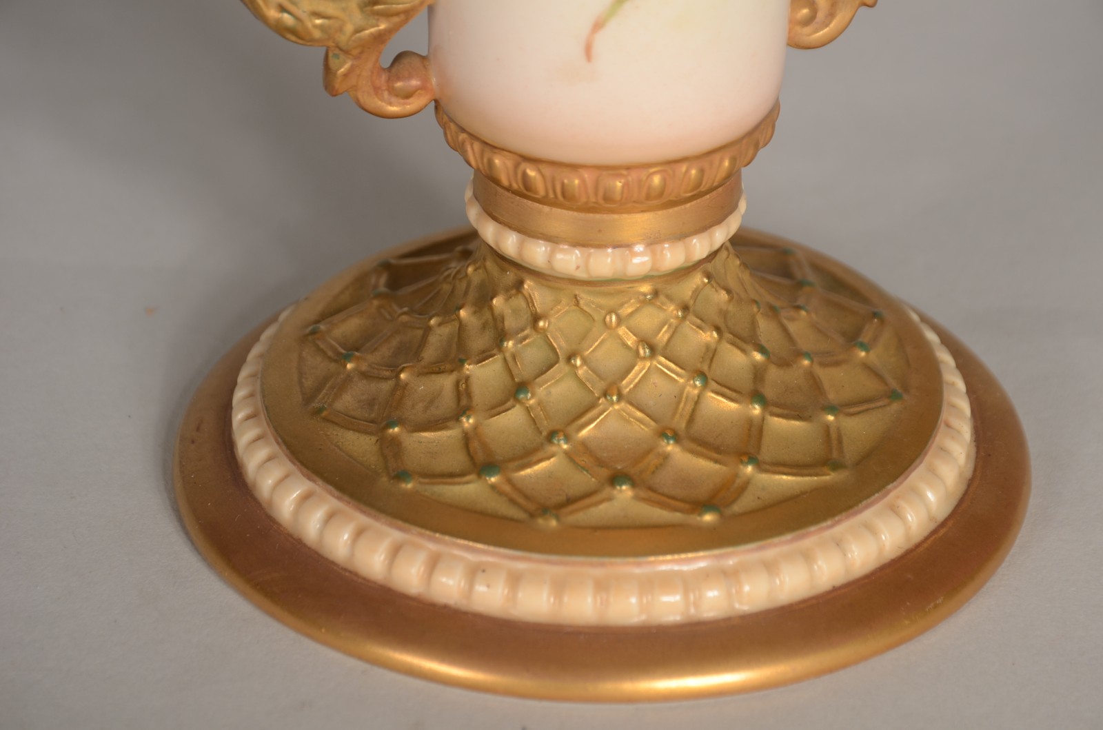 Duas peças de porcelana, sendo: solifleur ingles "Royal Worcester"... - foto 4 de 11