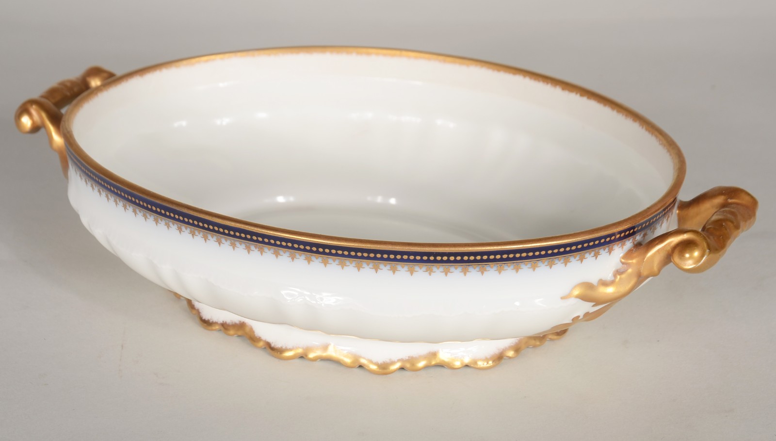 Duas peças de porcelana, sendo: solifleur ingles "Royal Worcester"... - foto 5 de 11