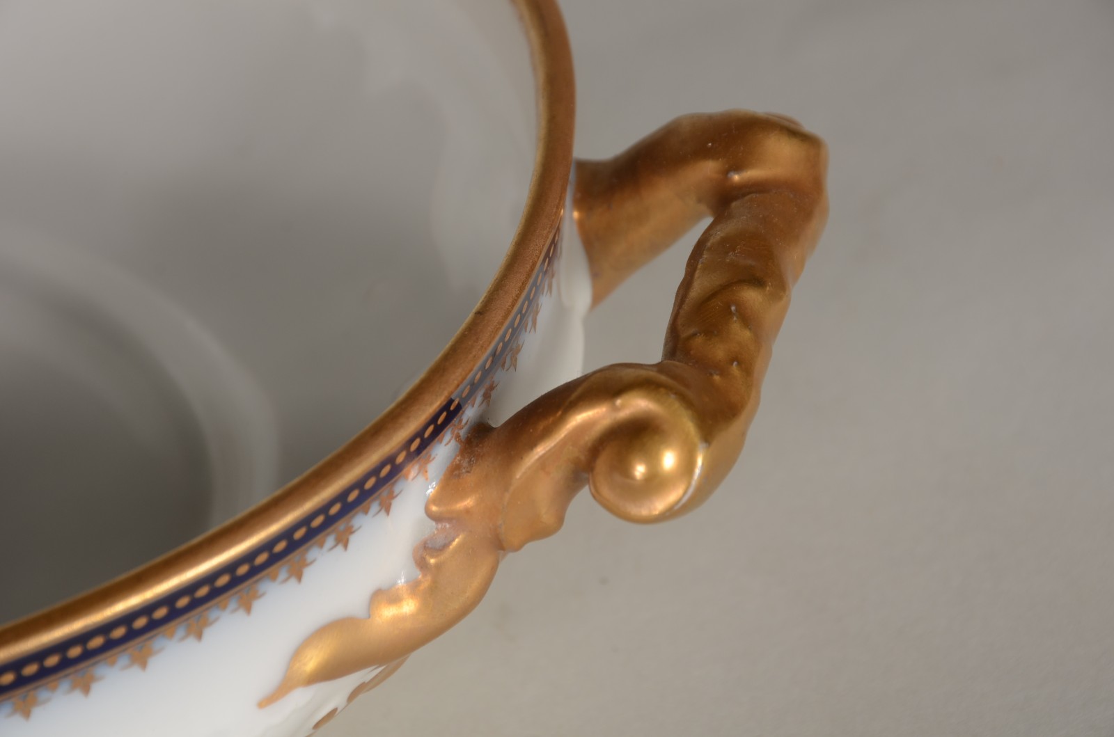 Duas peças de porcelana, sendo: solifleur ingles "Royal Worcester"... - foto 6 de 11