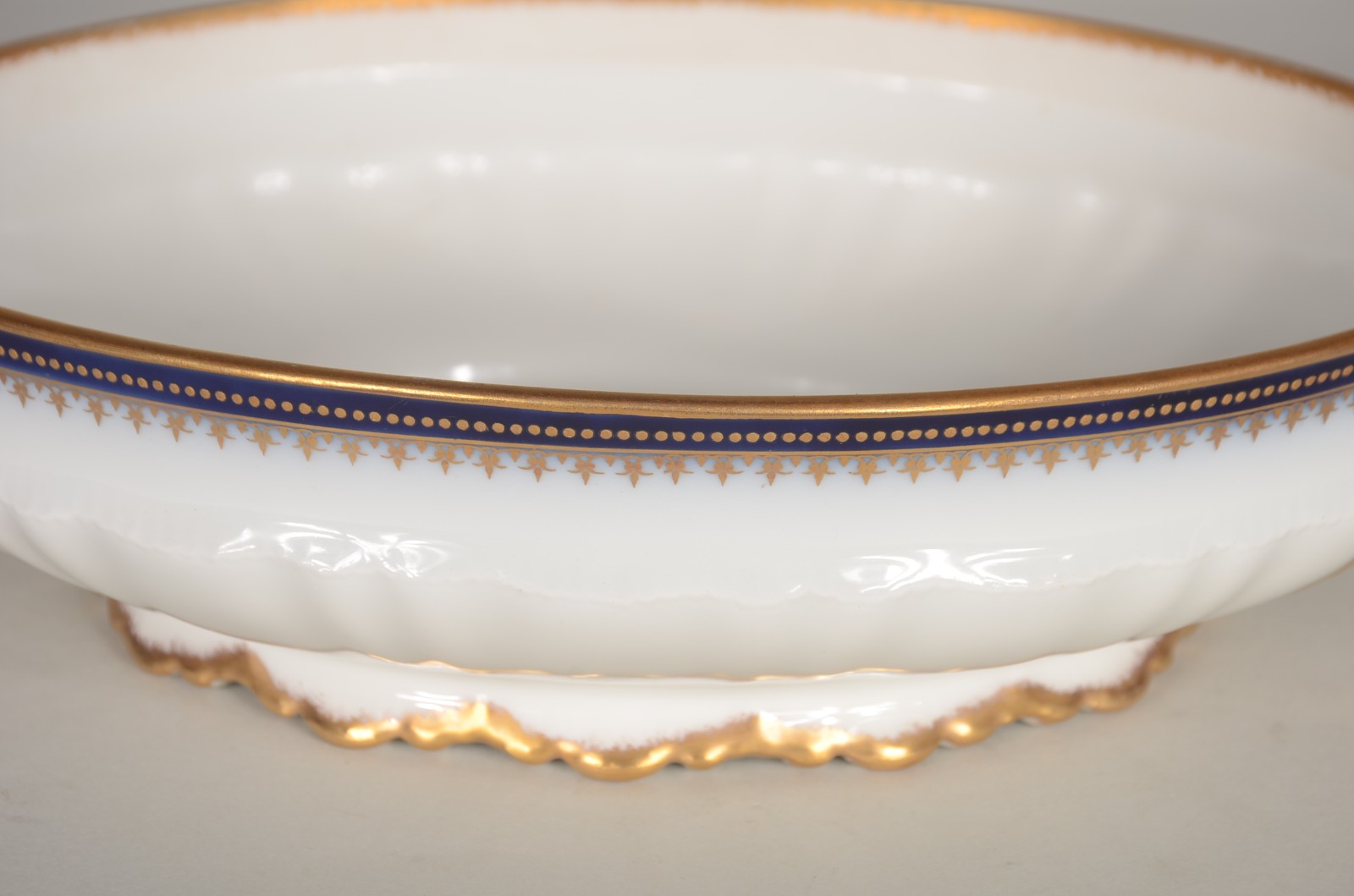 Duas peças de porcelana, sendo: solifleur ingles "Royal Worcester"... - foto 7 de 11