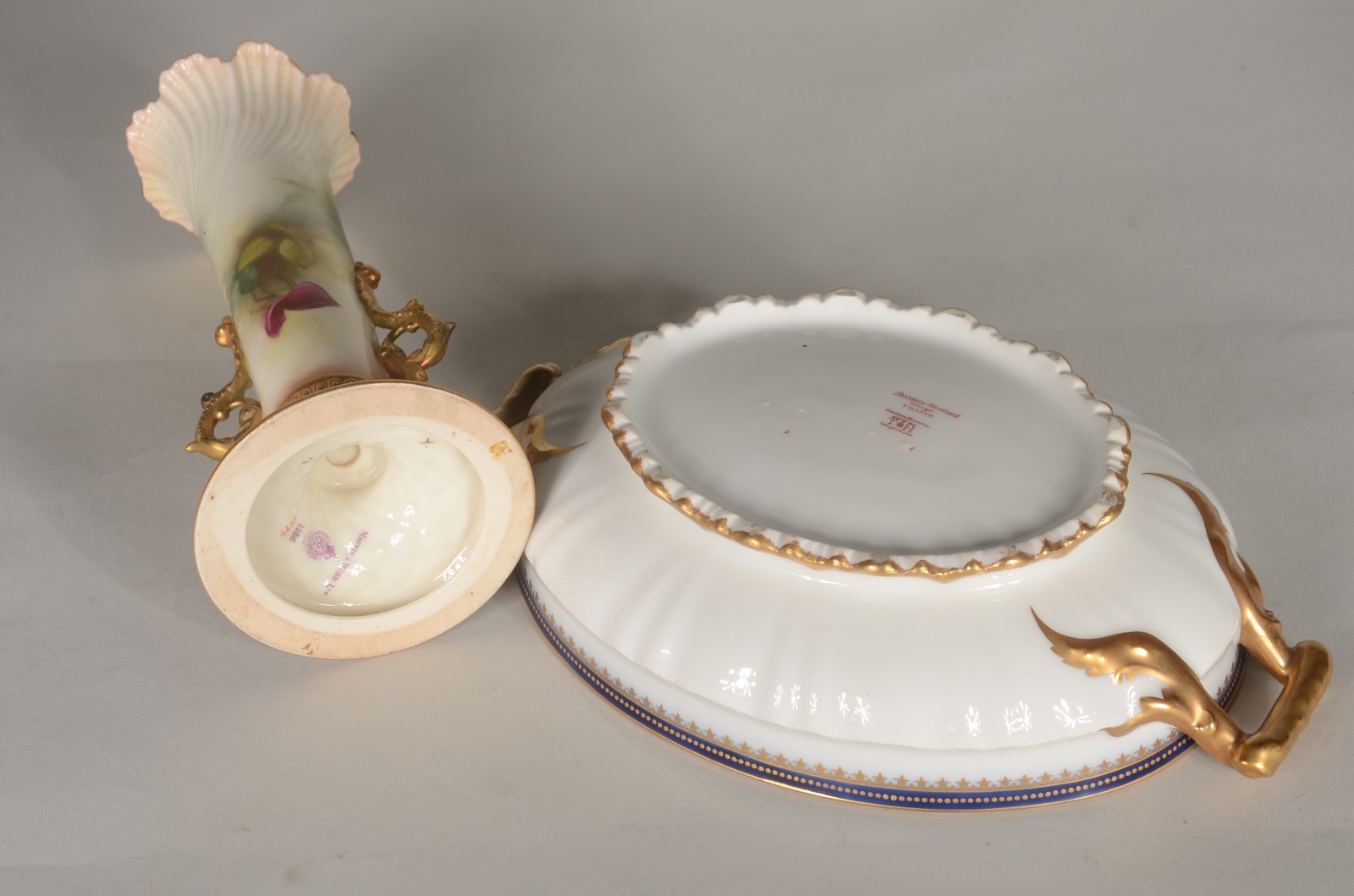 Duas peças de porcelana, sendo: solifleur ingles "Royal Worcester"... - foto 9 de 11