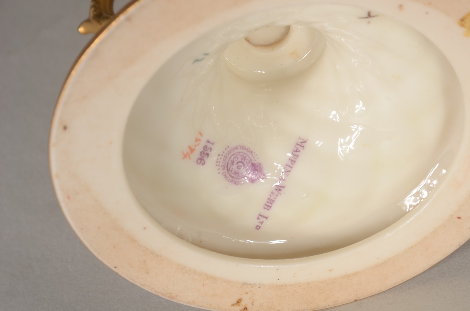Duas peças de porcelana, sendo: solifleur ingles "Royal Worcester"... - foto 11 de 11