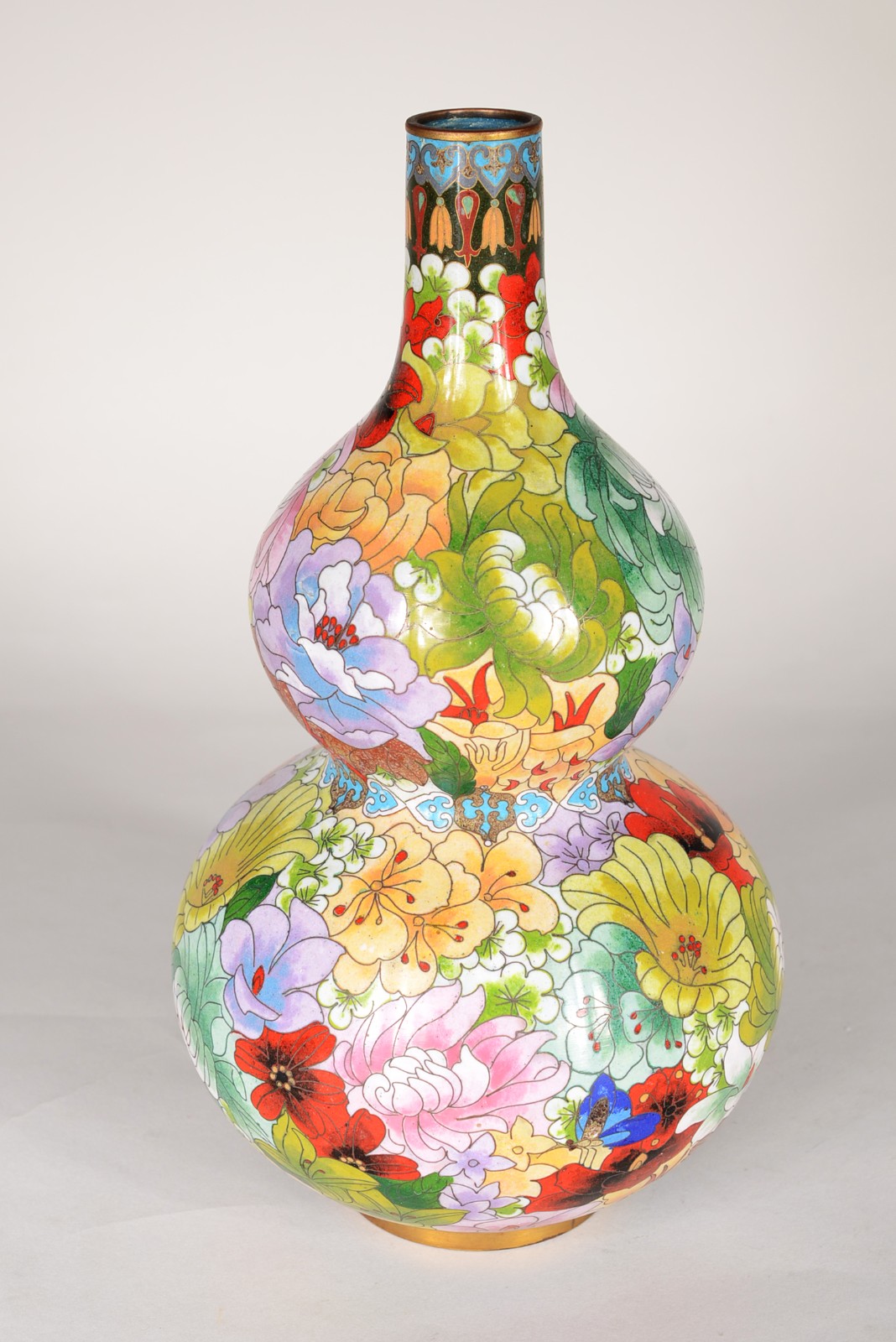 Vaso oriental de cloisoné decorado com flores em policromia. - foto 1 de 7