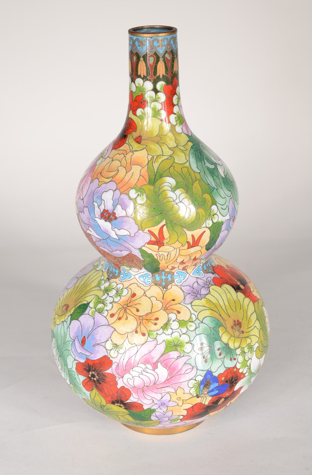 Vaso oriental de cloisoné decorado com flores em policromia. - foto 2 de 7