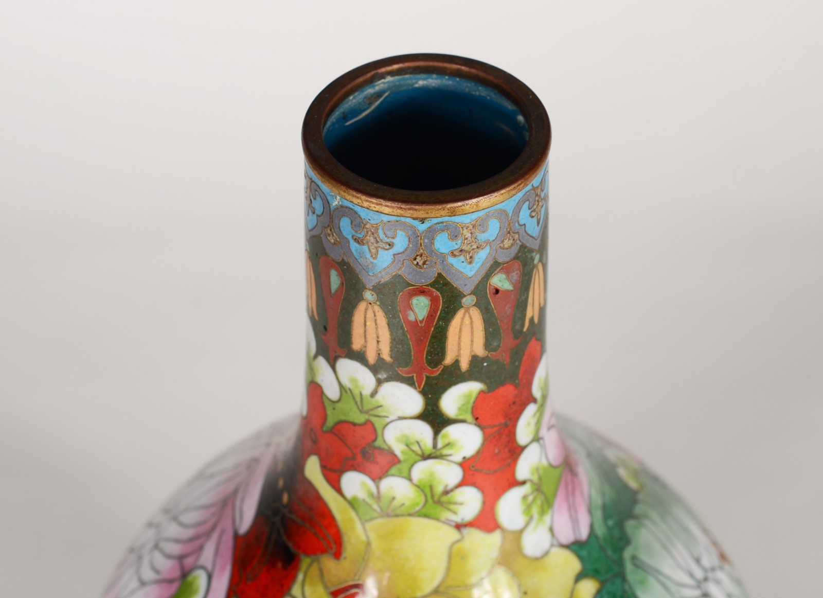 Vaso oriental de cloisoné decorado com flores em policromia. - foto 3 de 7