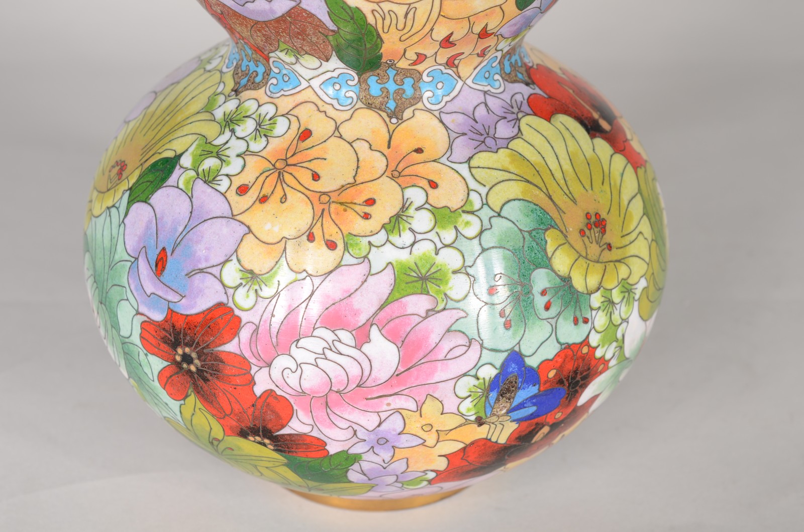 Vaso oriental de cloisoné decorado com flores em policromia. - foto 4 de 7