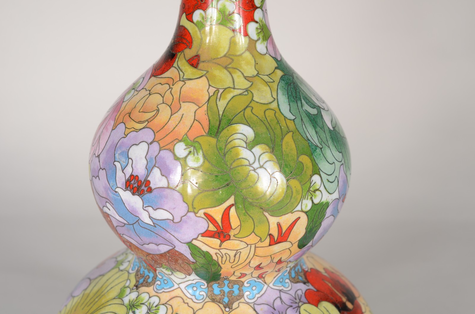 Vaso oriental de cloisoné decorado com flores em policromia. - foto 5 de 7