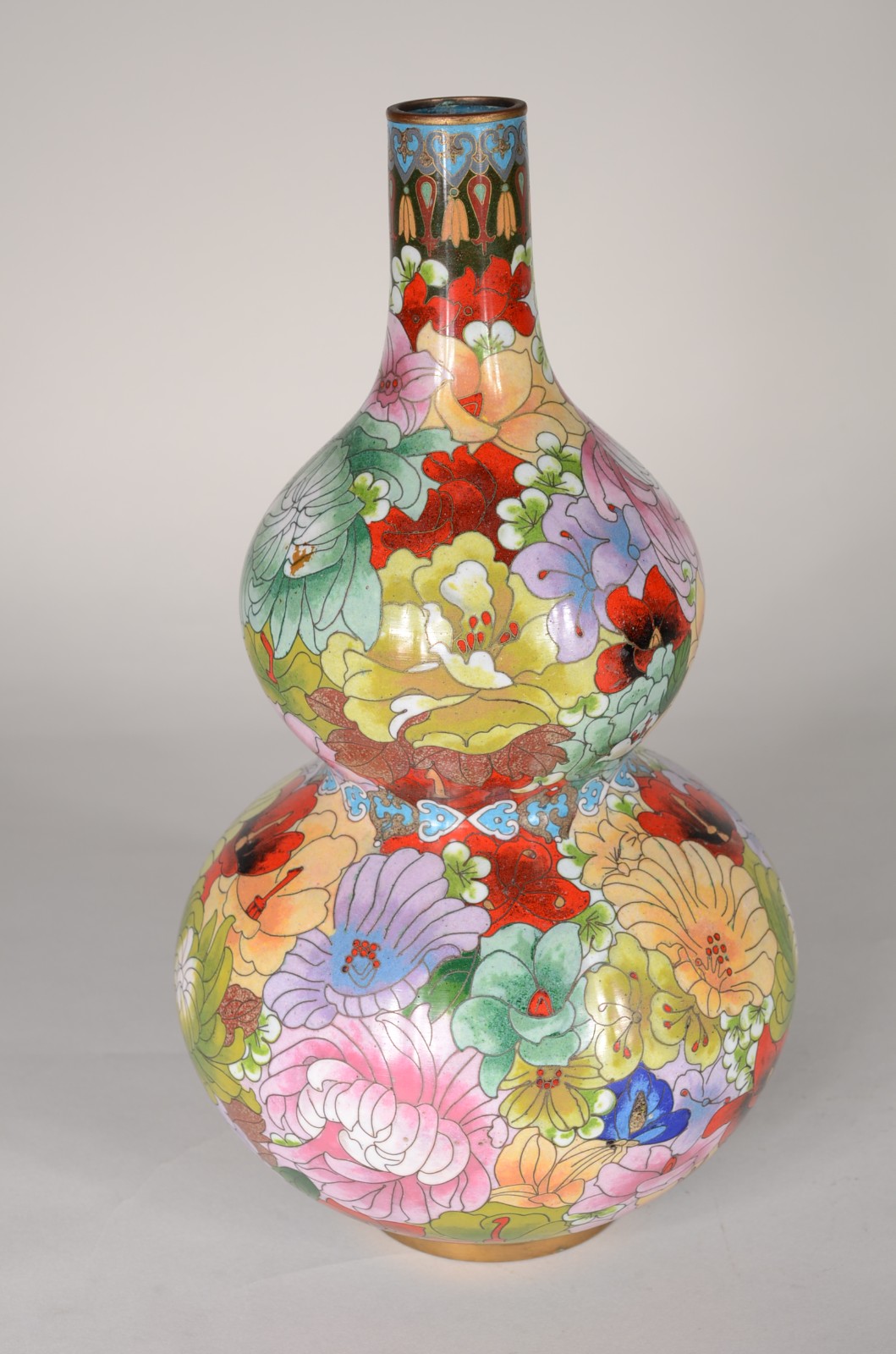 Vaso oriental de cloisoné decorado com flores em policromia. - foto 6 de 7