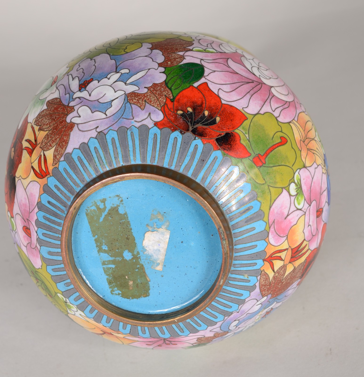 Vaso oriental de cloisoné decorado com flores em policromia. - foto 7 de 7