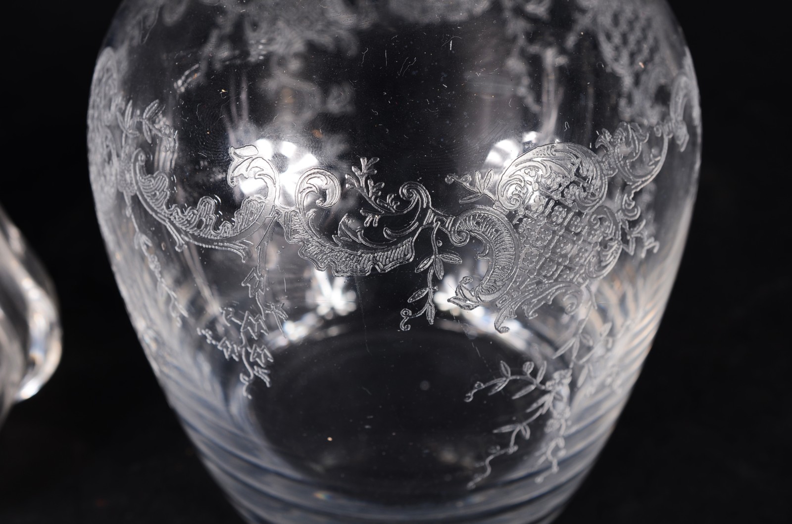 Duas garrafas de cristal europeu, sendo uma no feitio de gomos e a... - foto 2 de 8
