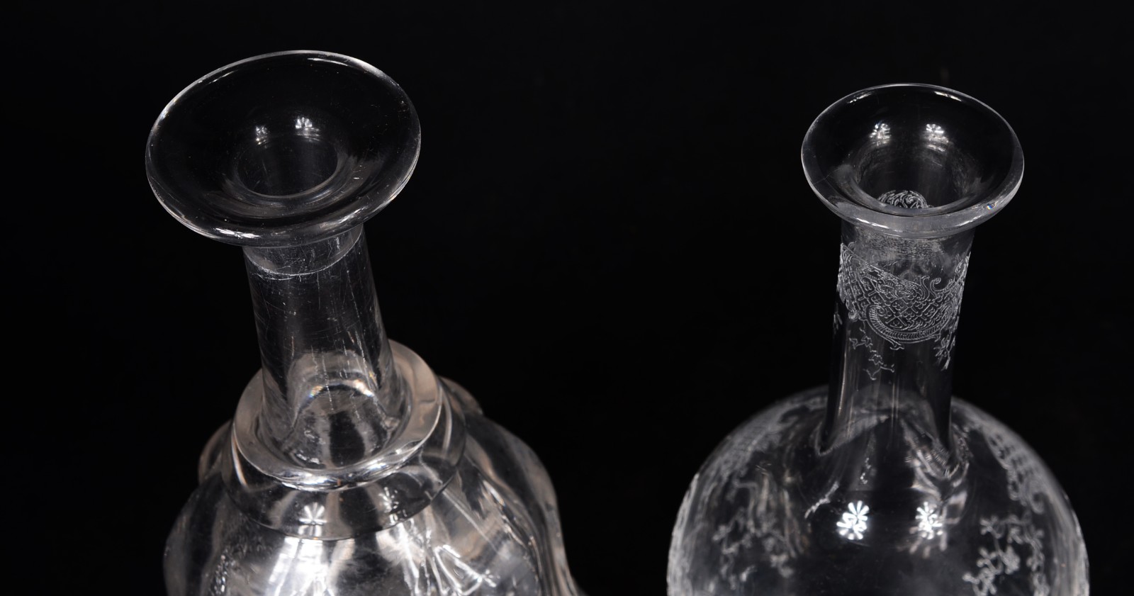 Duas garrafas de cristal europeu, sendo uma no feitio de gomos e a... - foto 4 de 8