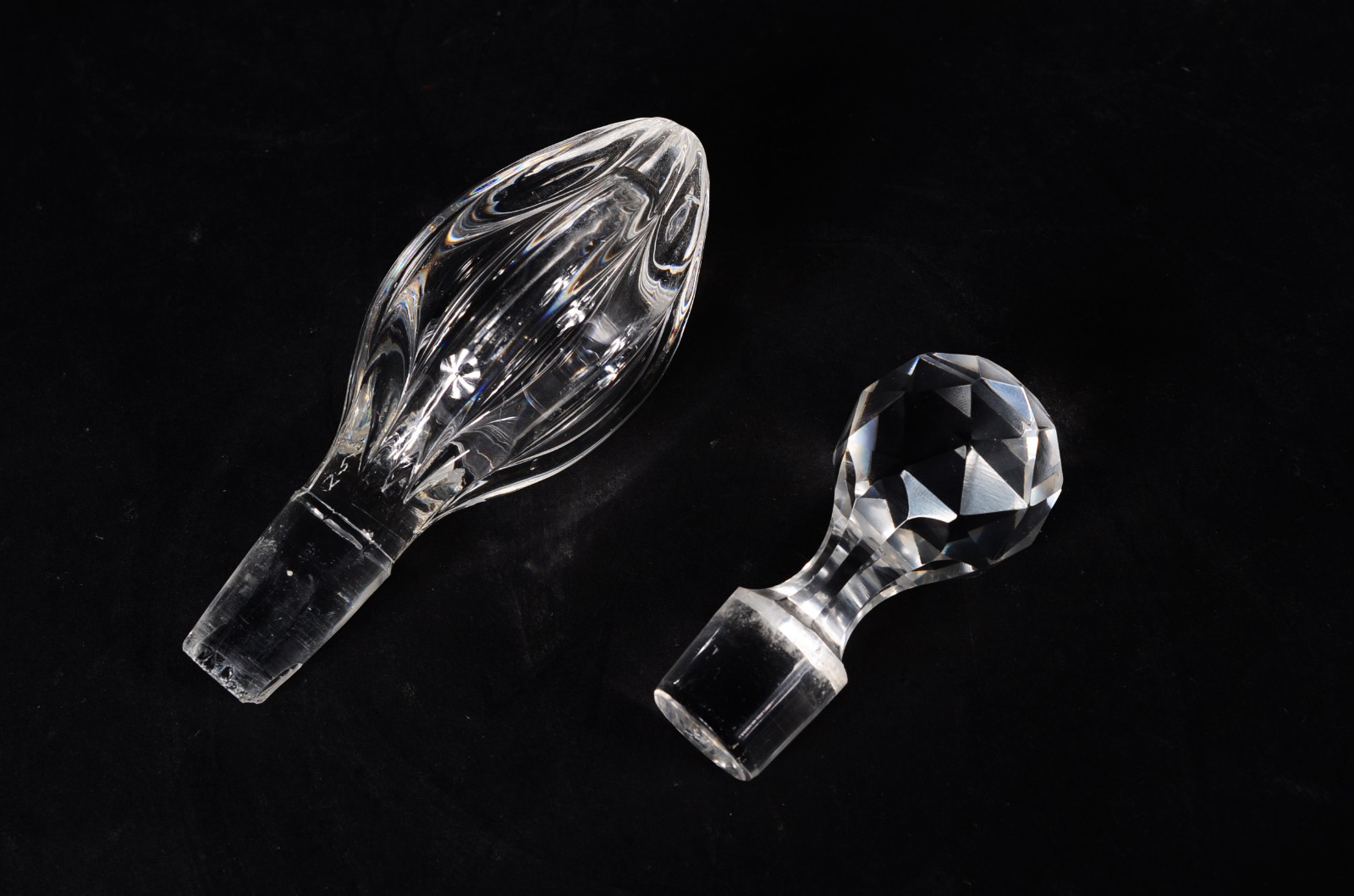 Duas garrafas de cristal europeu, sendo uma no feitio de gomos e a... - foto 5 de 8