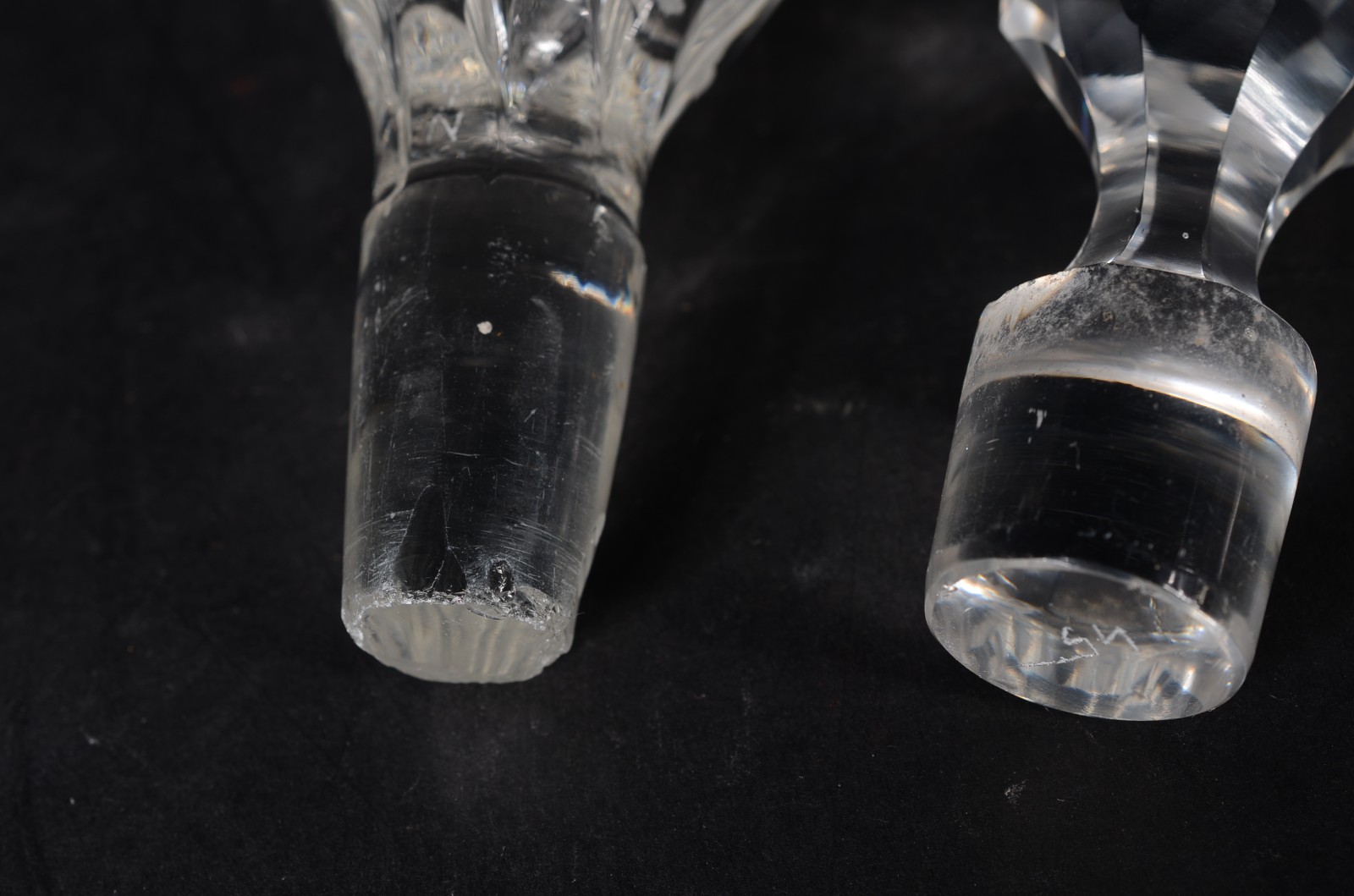Duas garrafas de cristal europeu, sendo uma no feitio de gomos e a... - foto 6 de 8