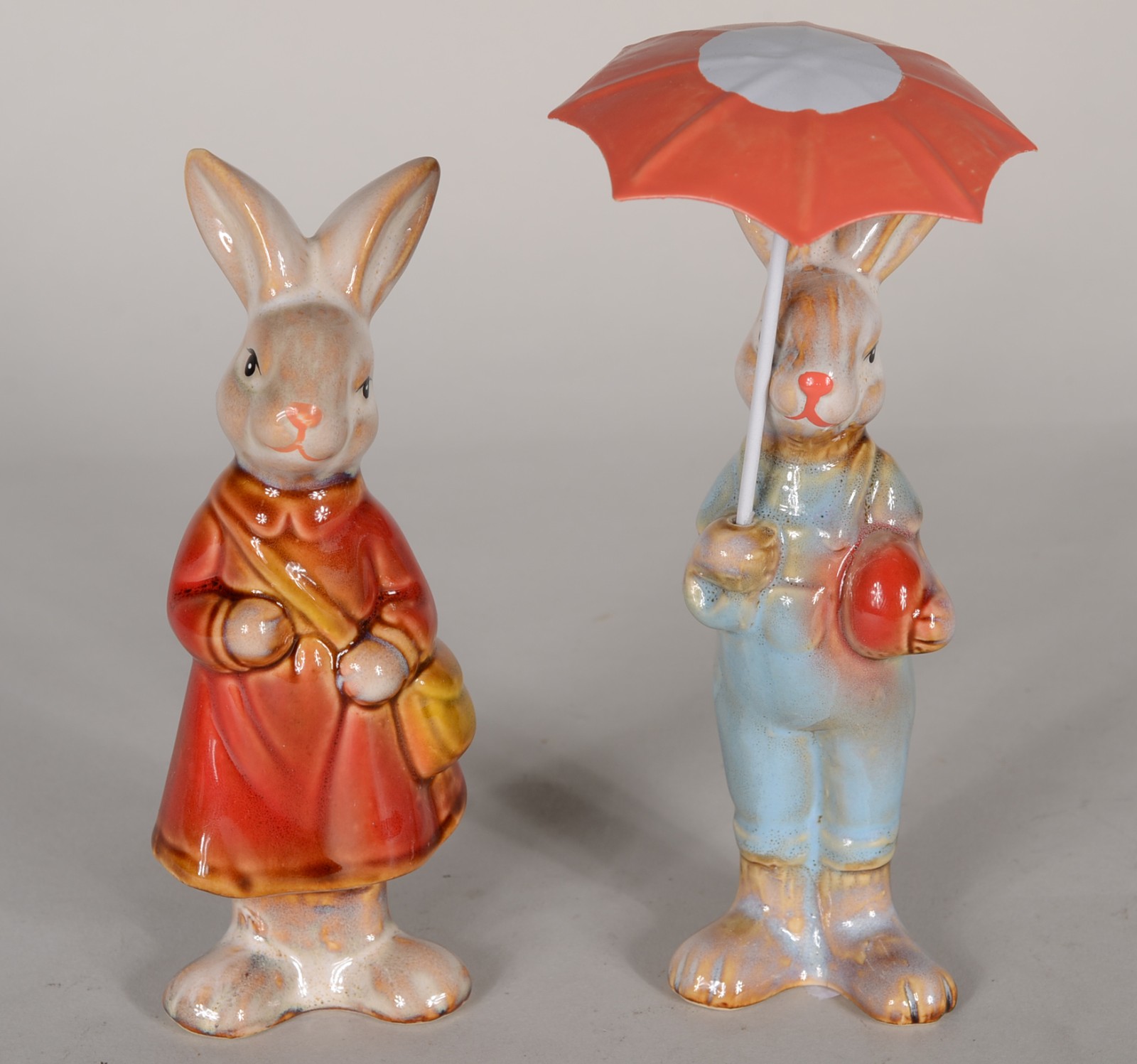 Duas esculturas de porcelana policromada representando casal de... - foto 2 de 5