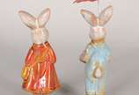 Duas esculturas de porcelana policromada repres... - Duas esculturas de porcelana policromada representando casal de coelhos.