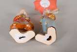 Duas esculturas de porcelana policromada repres... - Duas esculturas de porcelana policromada representando casal de coelhos.