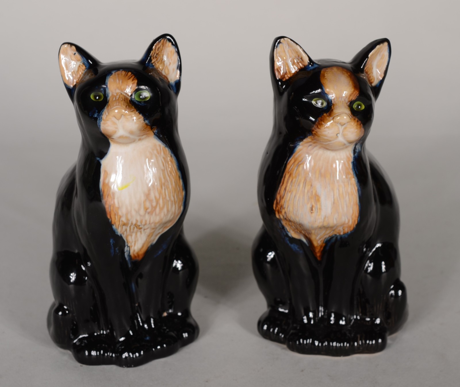 Duas esculturas de porcelana policromada representando gatos sentados. - foto 2 de 6