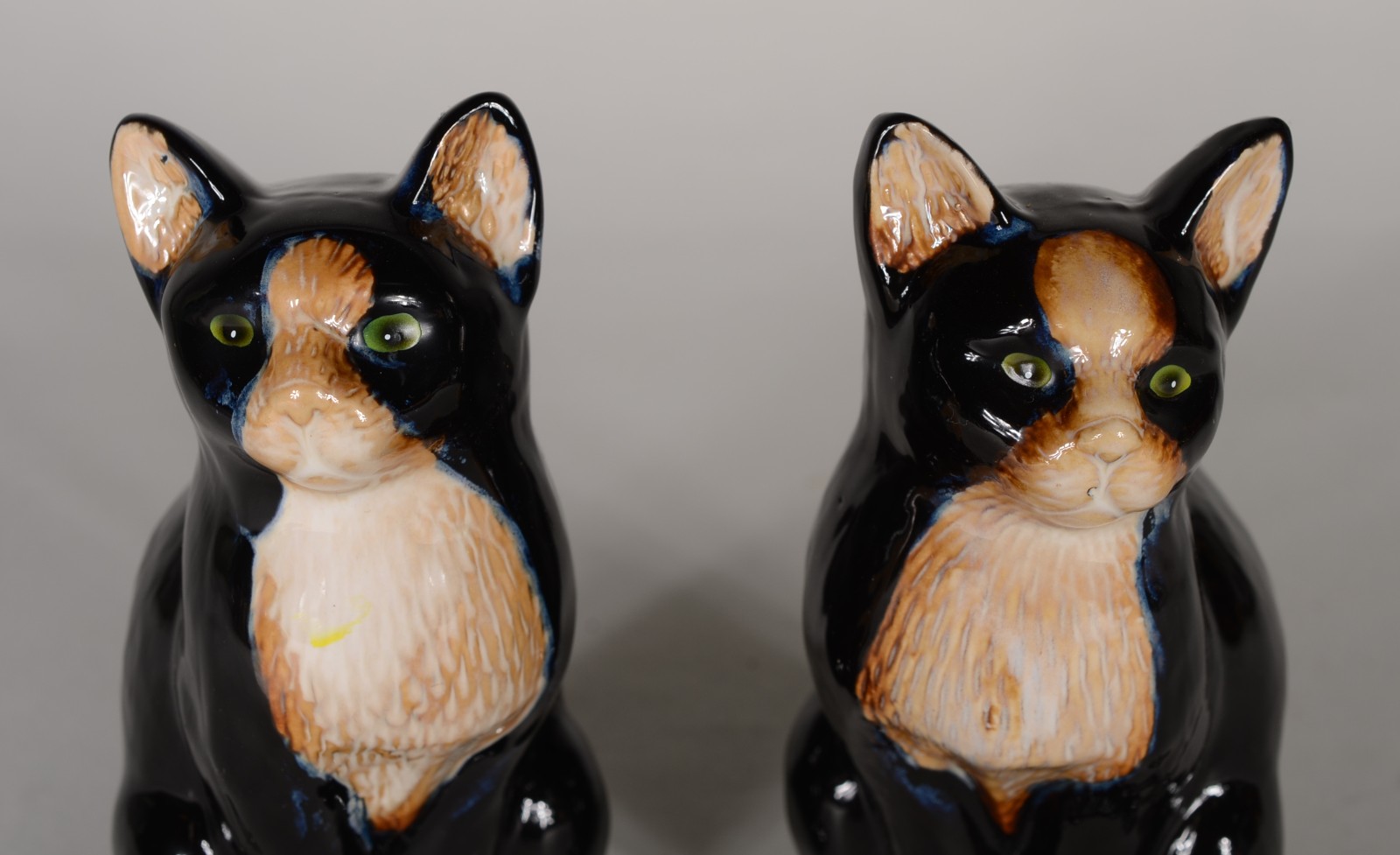 Duas esculturas de porcelana policromada representando gatos sentados. - foto 3 de 6